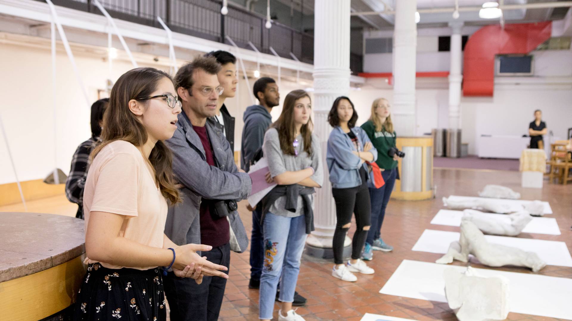 Artist discusses her work with students at New York gallery