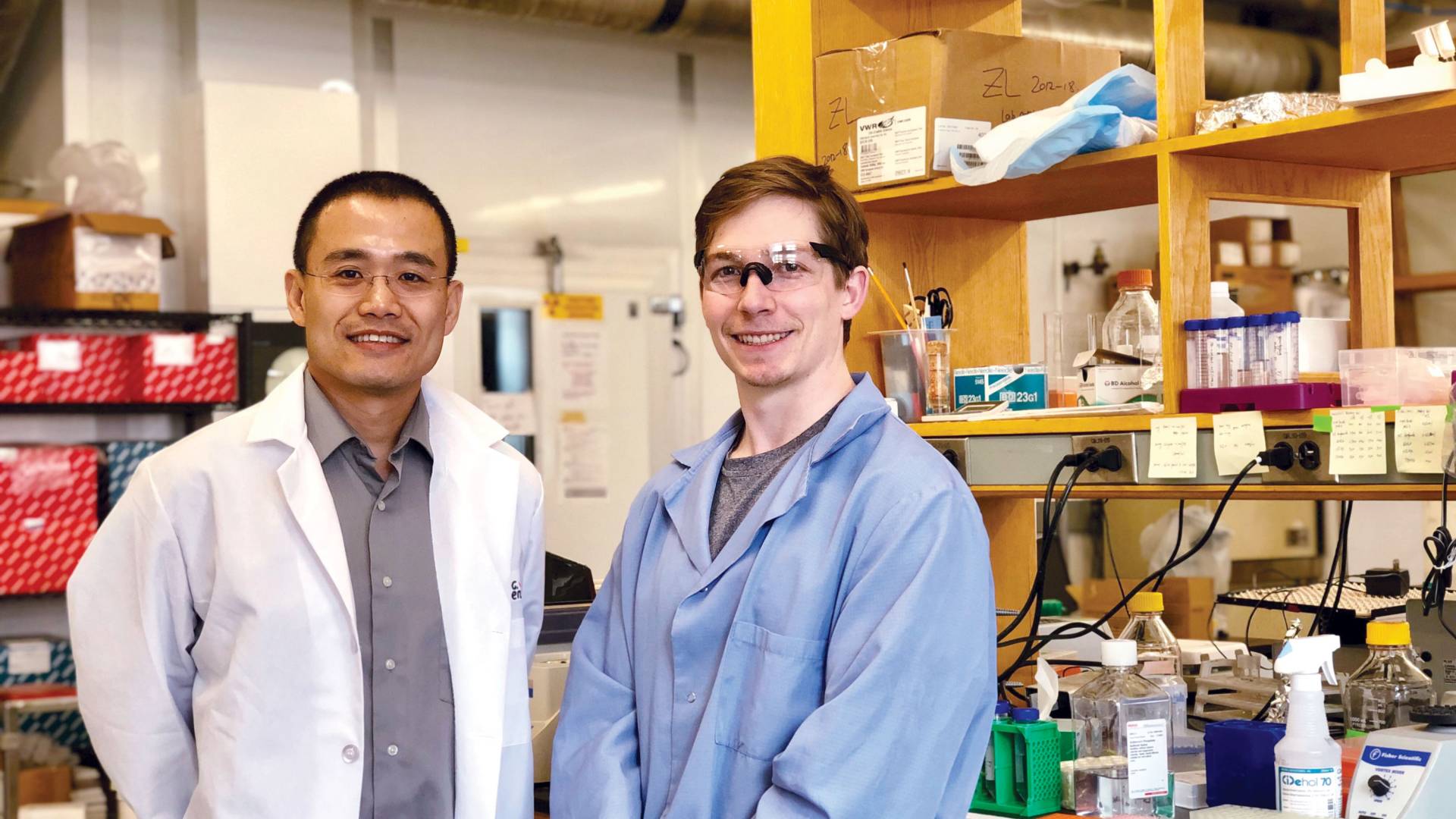 2 scientists in a lab