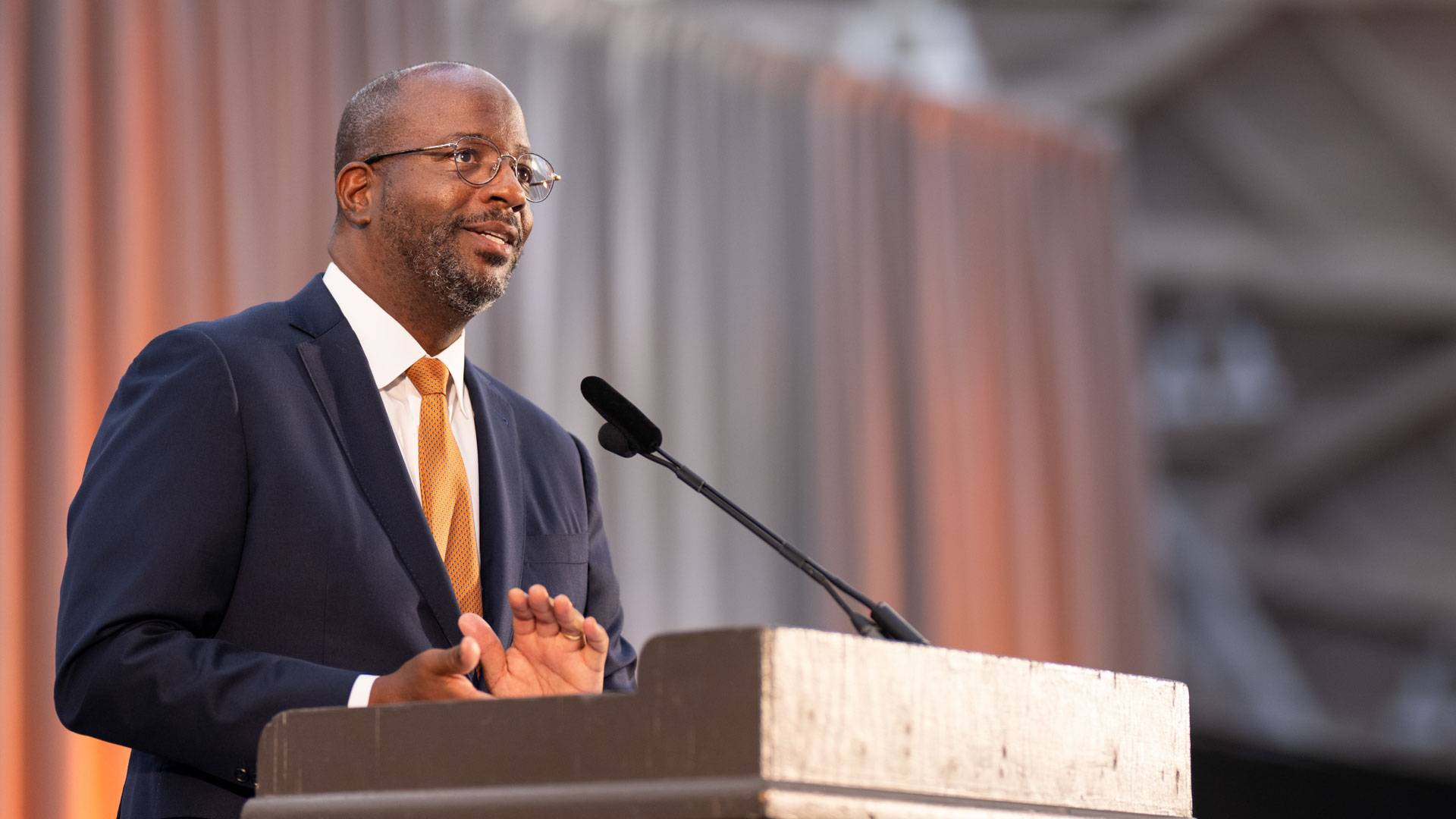 Dean of the Faculty Gene Jarrett speaks at a podium.