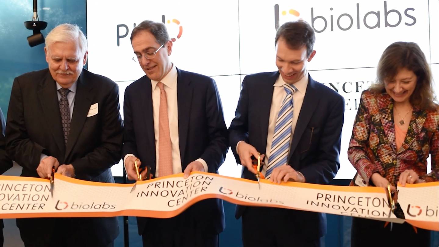 President Eisgruber, Mayor Cantu, Johannes Fruehauf, Deborah Prentice cutting ribbon at Princeton Innovation Center BioLabs opening ceremony