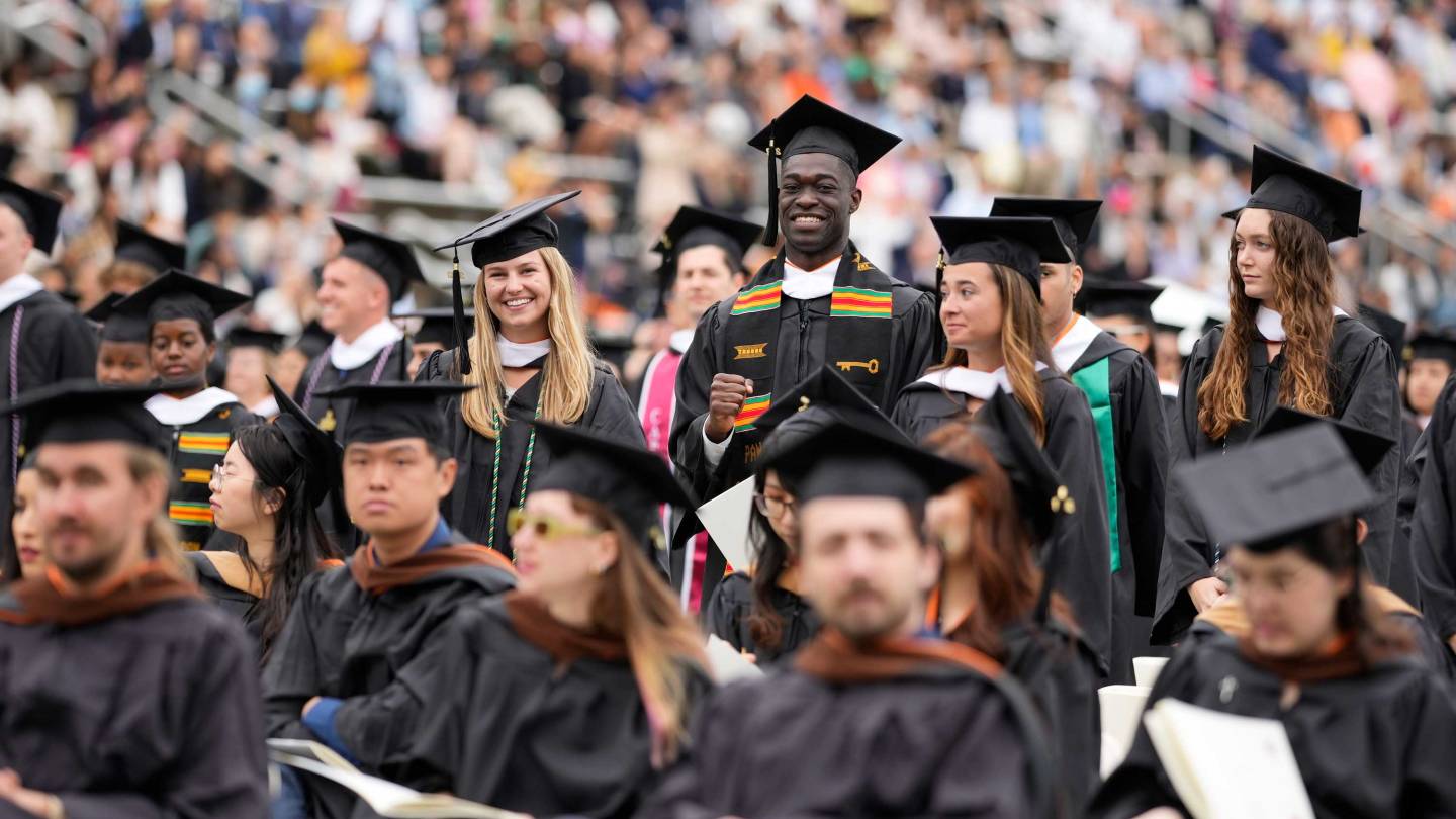 2022 graduates celebrate