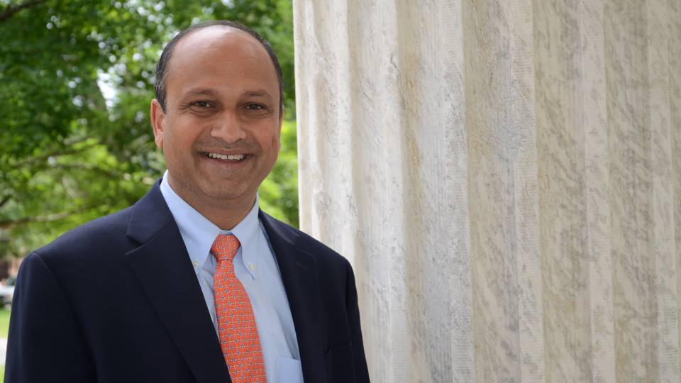 Portrait of Sanjeev Kulkarni.