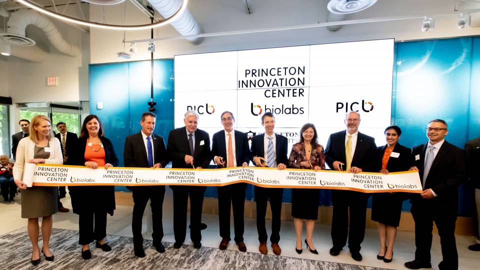 President Eisgruber leads ribbon cutting at BioLabs opening ceremony