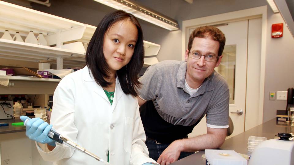 Wendy Mok and Mark Brynildsen in the lab