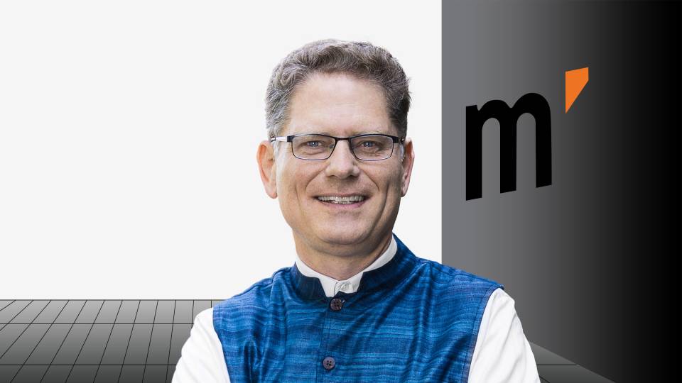 Markus Brunnermeier in front of the signature backdrop of his YouTube show