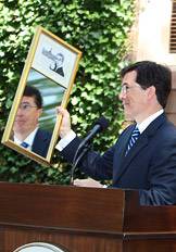 Stephen Colbert receives the Understandable Vanite award