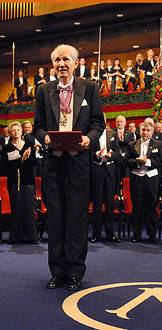 Shimomora receiving award