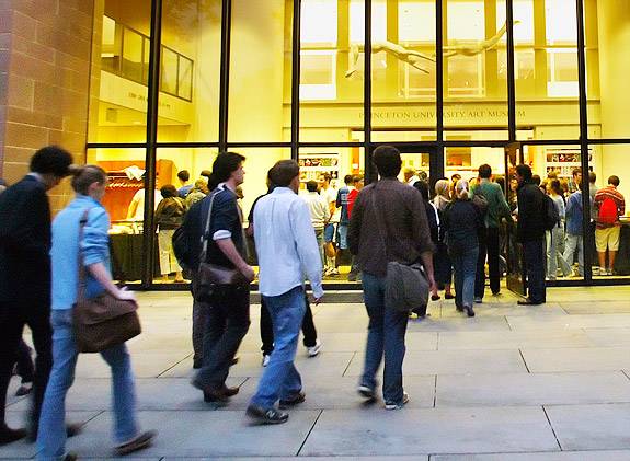 Students streaming into museum