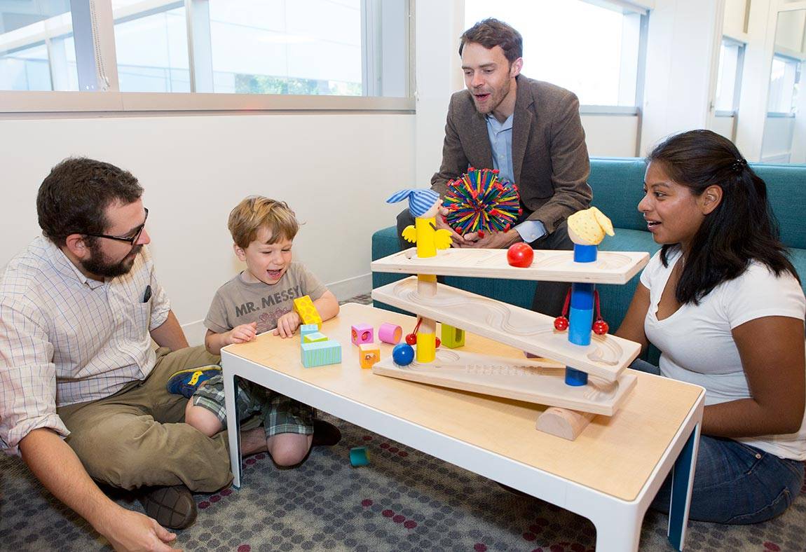 Casey Lew-Williams in Baby Lab with Johnathan Hodges, Ezra Cayton-Hodges and Maritza Gomez