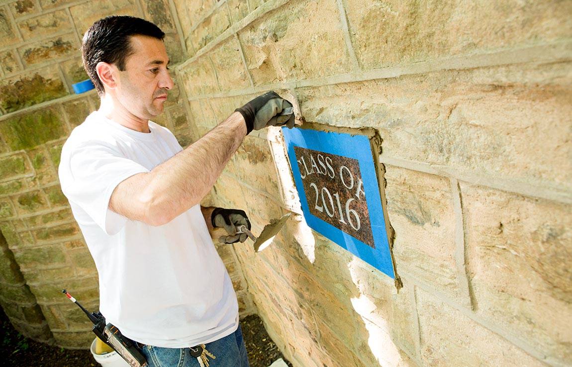 Commencement 2016 Class of 2016 plaque with Carmine Fiocca