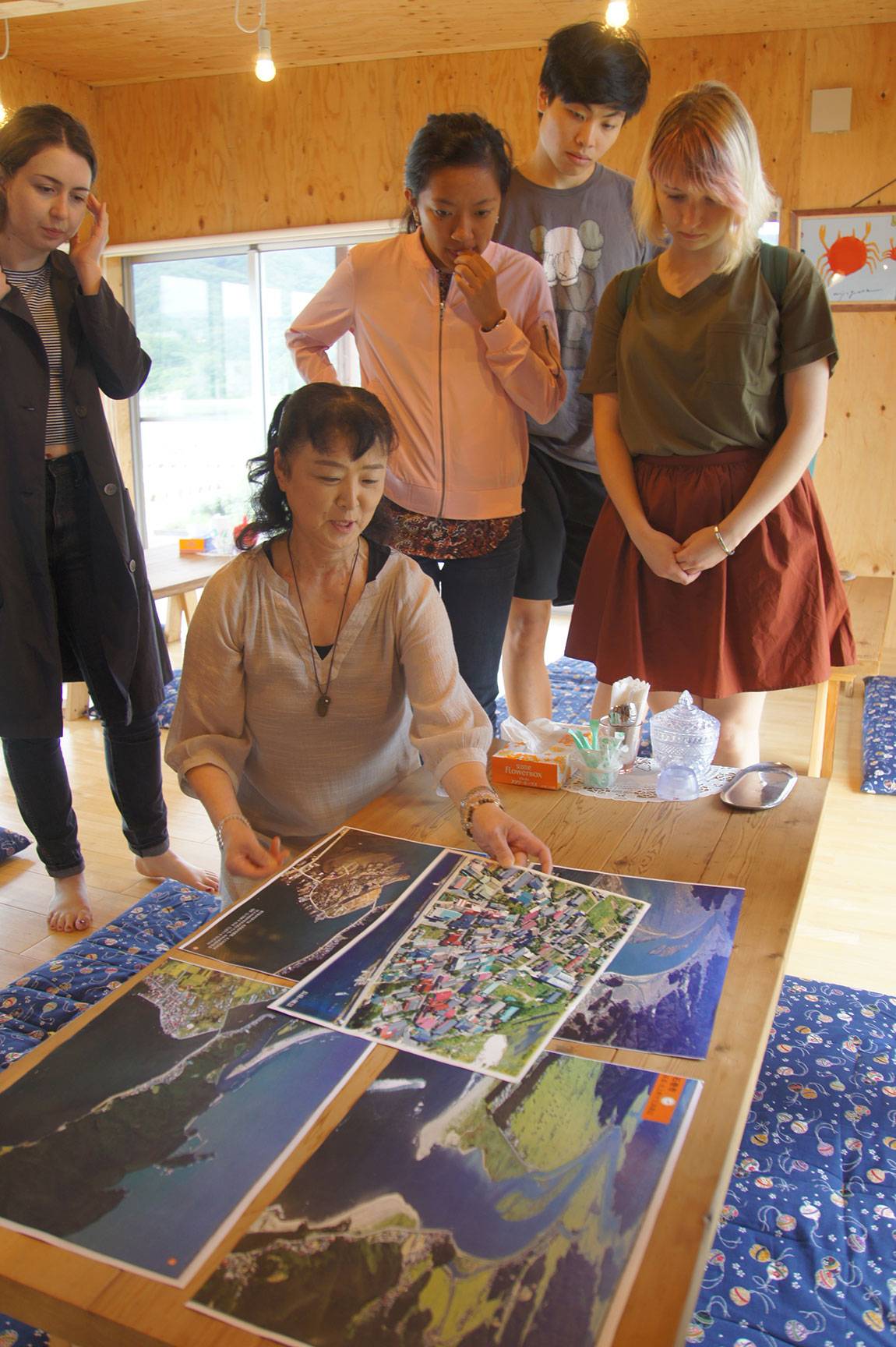 International Partnerships University of Tokyo Mariana Medrano, Amanda Chang, Benjamin Tso and Brittany Lopetrone listen to Sumie Sanjo