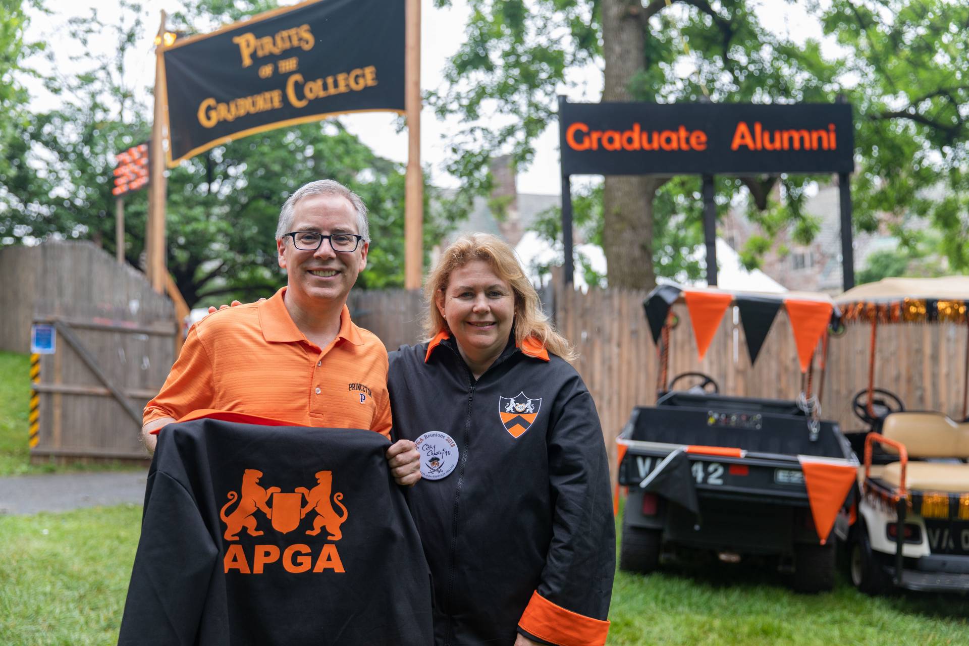 John Cuniff *88 and Cathy Carsley *93 standing outside Graduate Alumni reunion headquarters