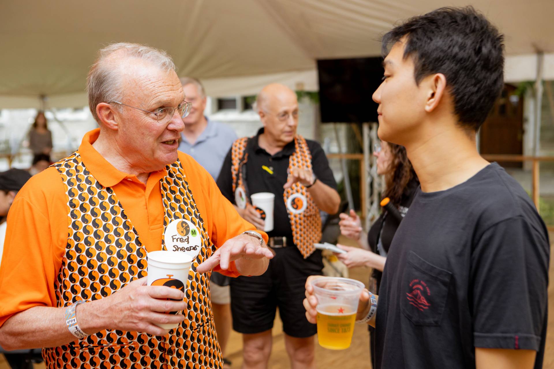 Two alums have a discussion