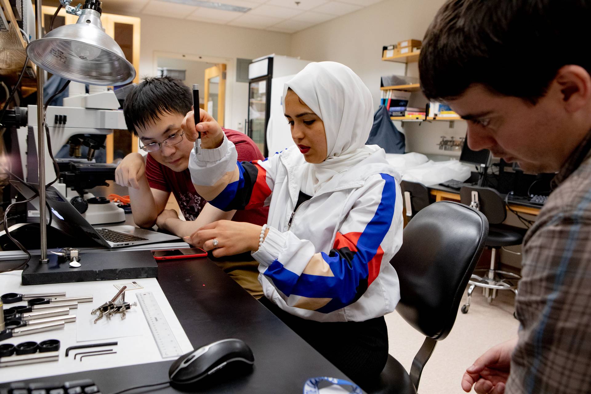 3 students work in a lab