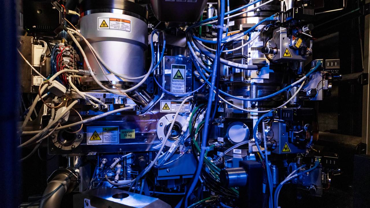 Exterior of a cryo-EM microscope