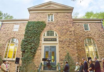 Smith speaking on the steps of Stanhope