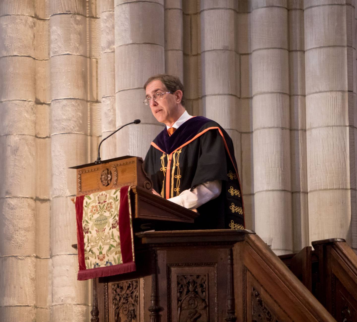 President Eisgruber speaking to students