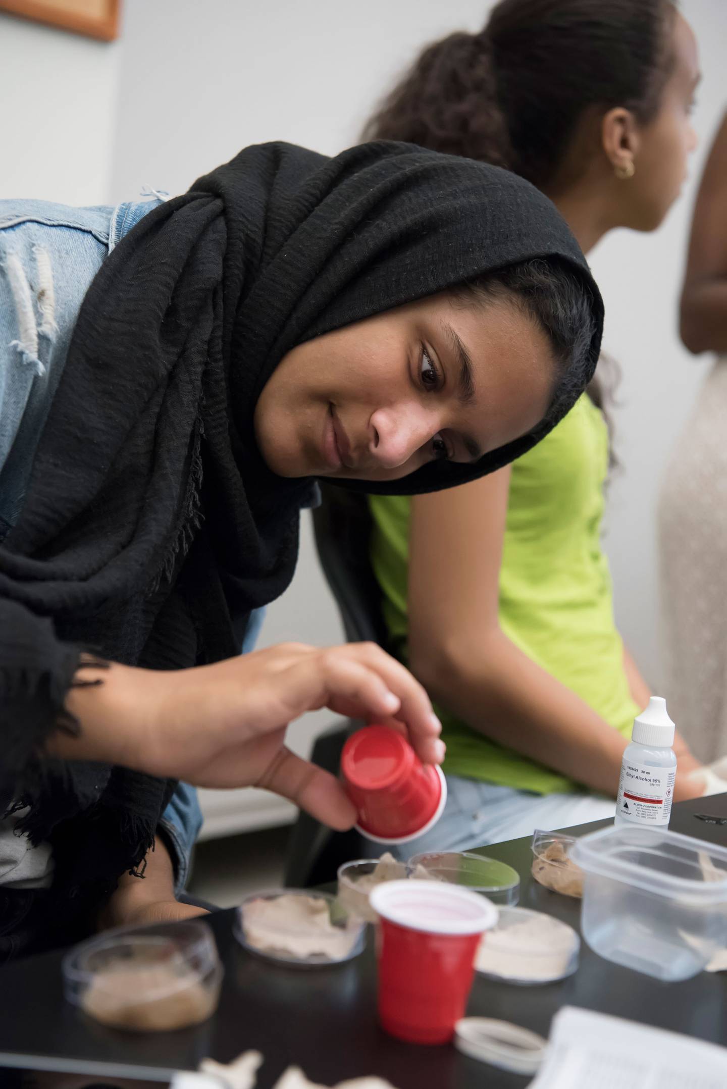 Selma Benkhoukha pouring water into a cup 
