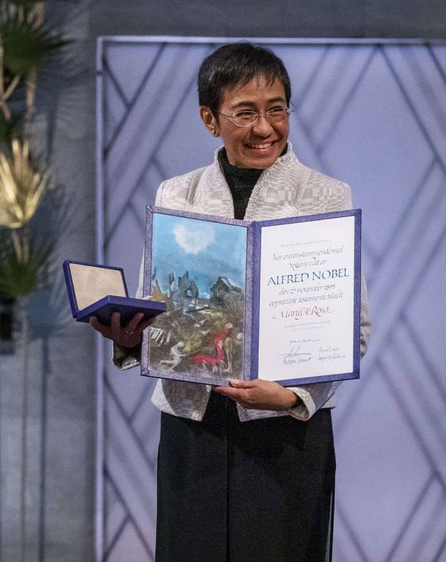 Maria Ressa with her medal